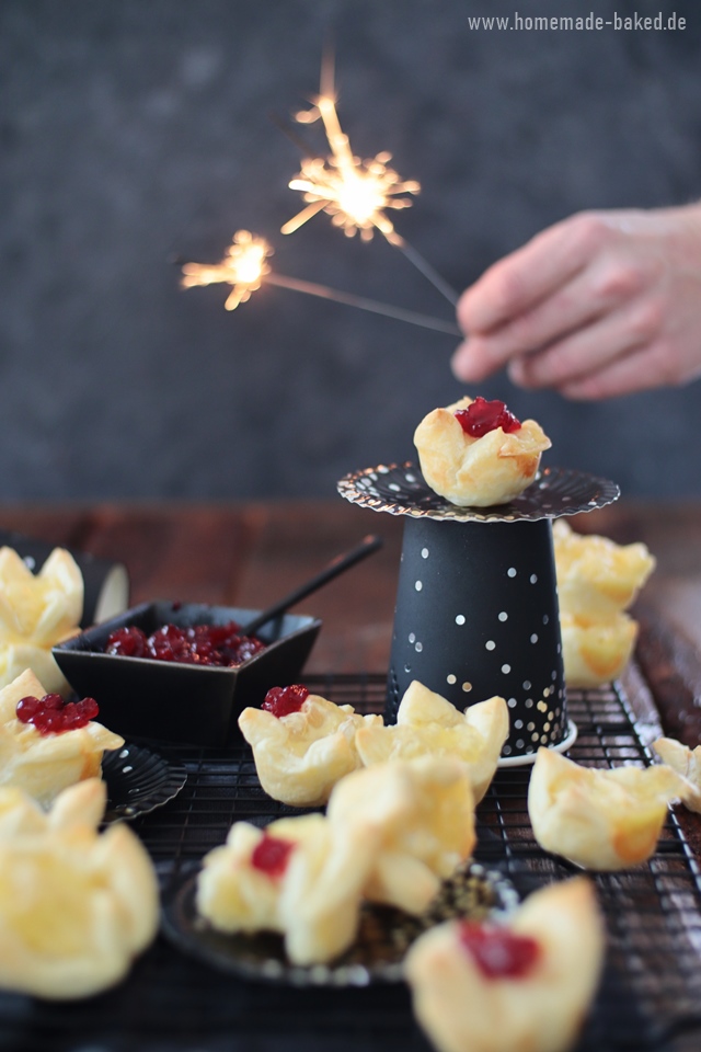 blätterteig camembert häppchen mit preiselbeeren 