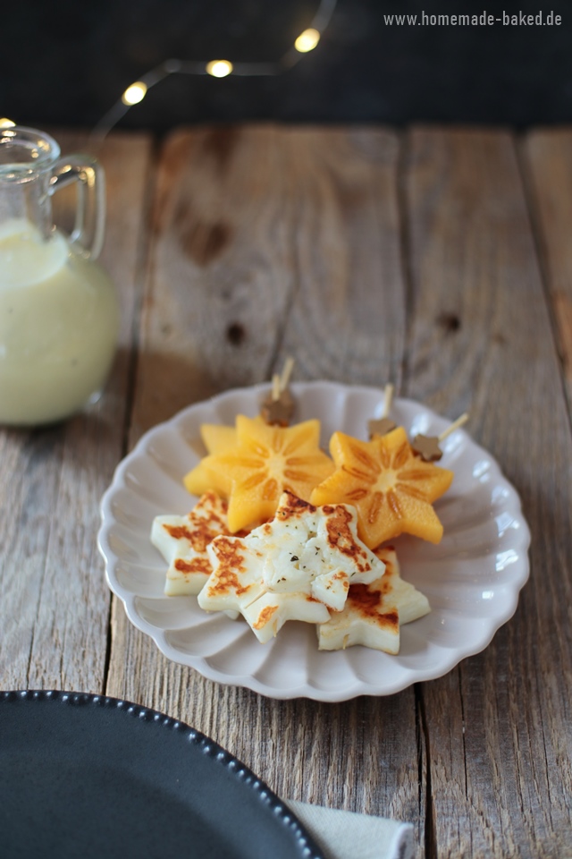 feldsalat mit orangen-buttermilchdressing und gebratenen kaki halloumi spießen