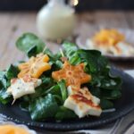 feldsalat mit orangen-buttermilchdressing und gebratenen kaki halloumi spießen