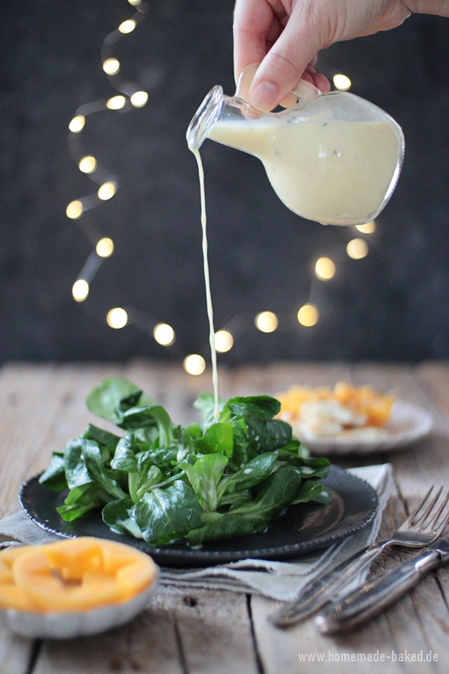 feldsalat mit orangen-buttermilchdressing und gebratenen kaki halloumi spießen