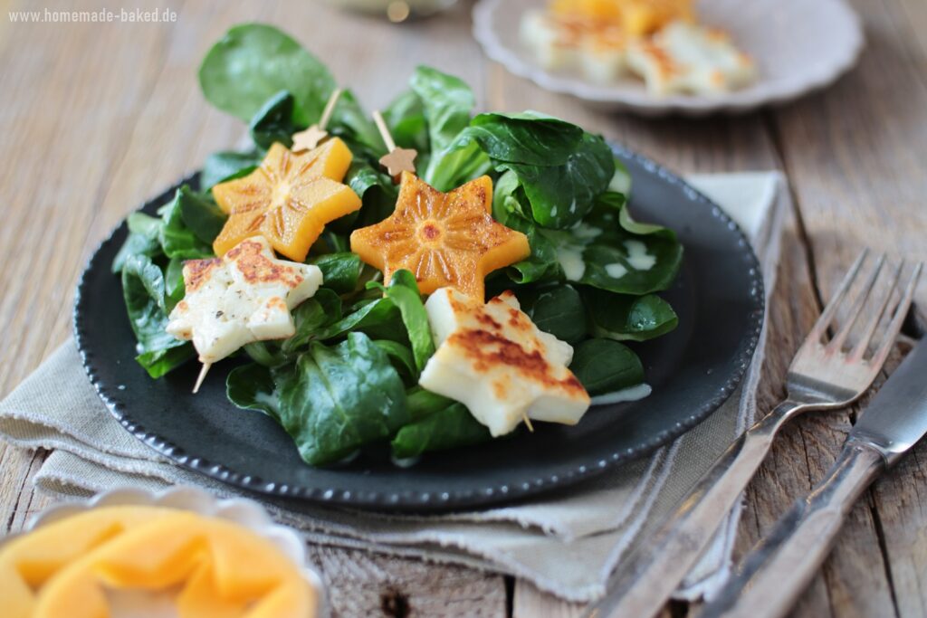 feldsalat mit orangen-buttermilchdressing und gebratenen kaki halloumi spießen