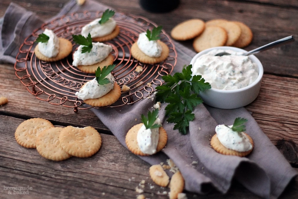 herzhafte tilsiter-creme auf cracker