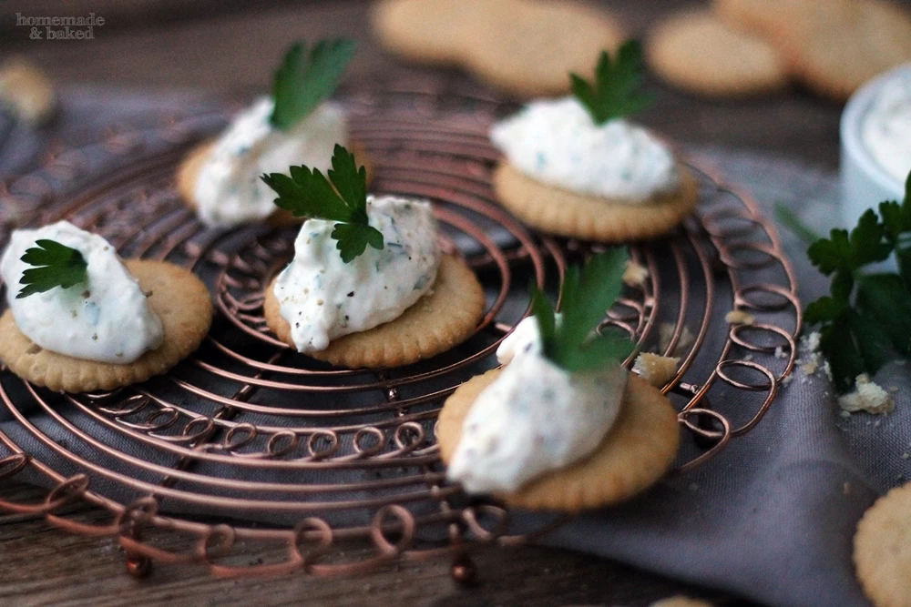 herzhafte tilsiter-creme auf cracker