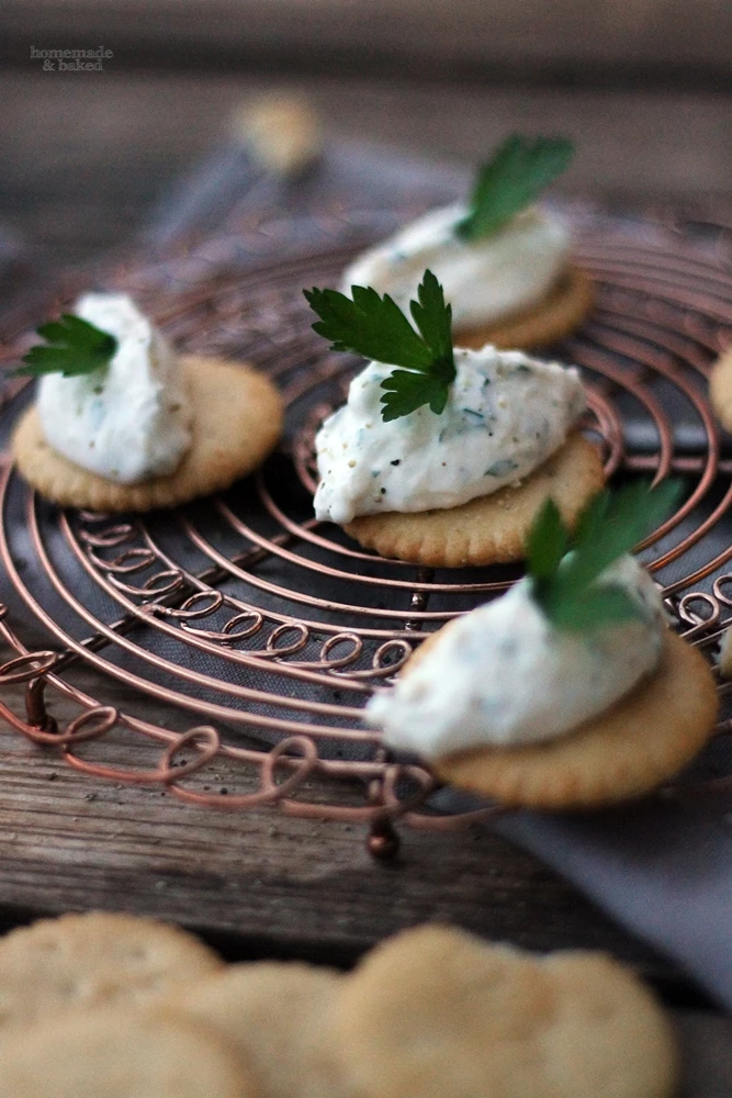herzhafte tilsiter-creme auf cracker