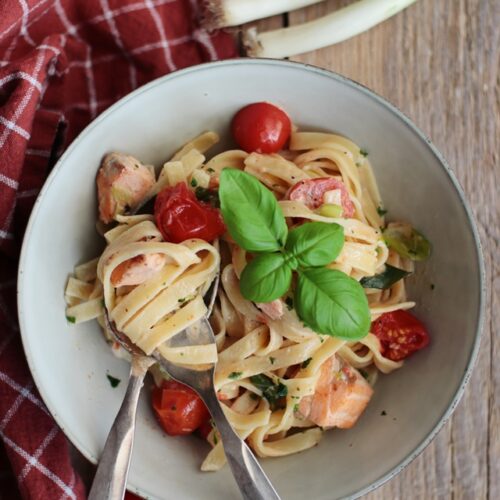 cremige lachspasta mit fruehlingszwiebeln und cocktailtomaten