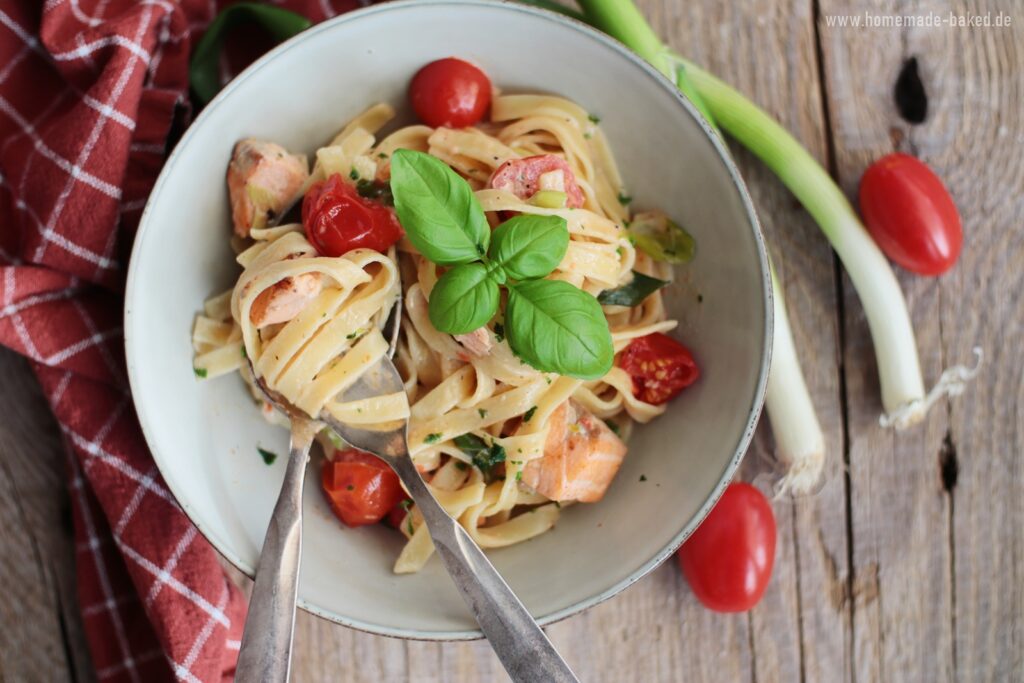 cremige lachspasta mit fruehlingszwiebeln und cocktailtomaten