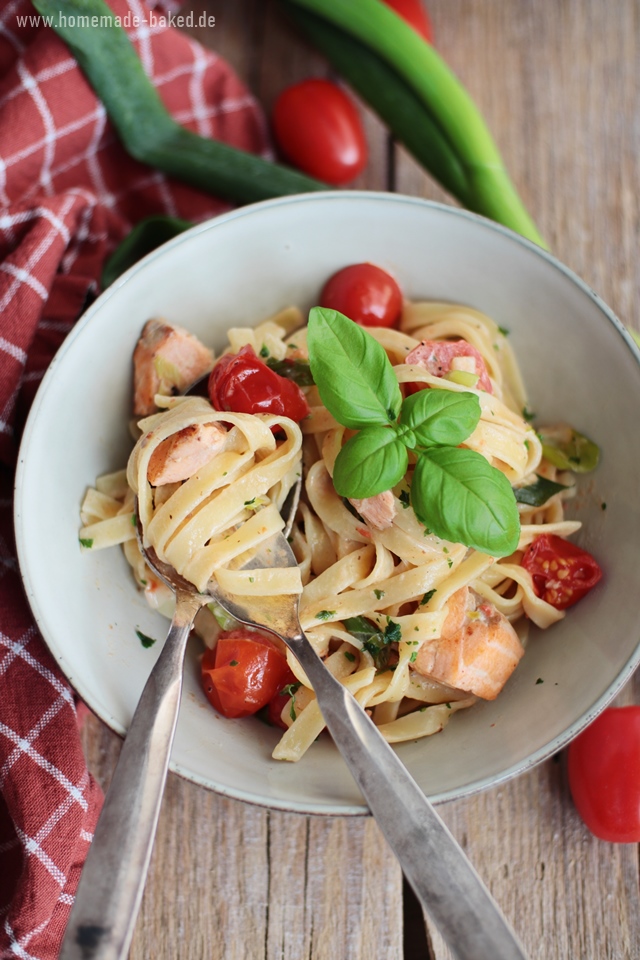 cremige lachspasta mit fruehlingszwiebeln und cocktailtomaten