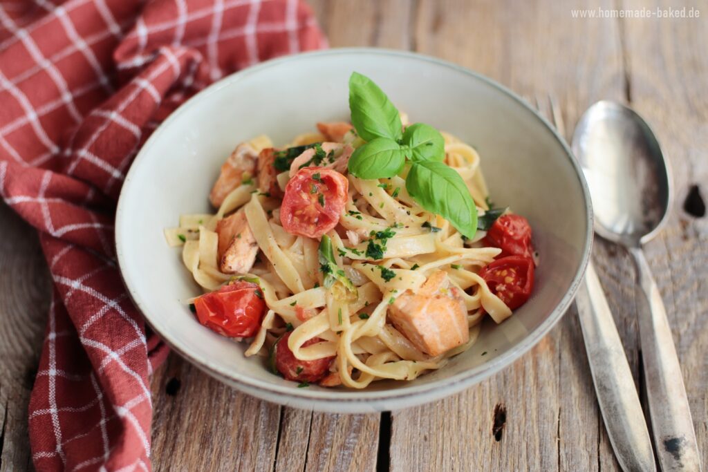 cremige lachspasta mit fruehlingszwiebeln und cocktailtomaten