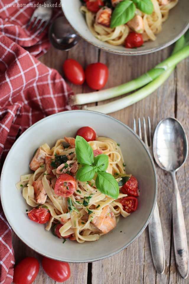 cremige lachspasta mit fruehlingszwiebeln und cocktailtomaten