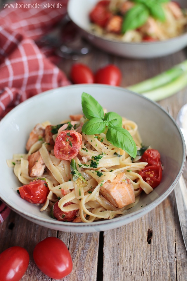 cremige lachspasta mit fruehlingszwiebeln und cocktailtomaten