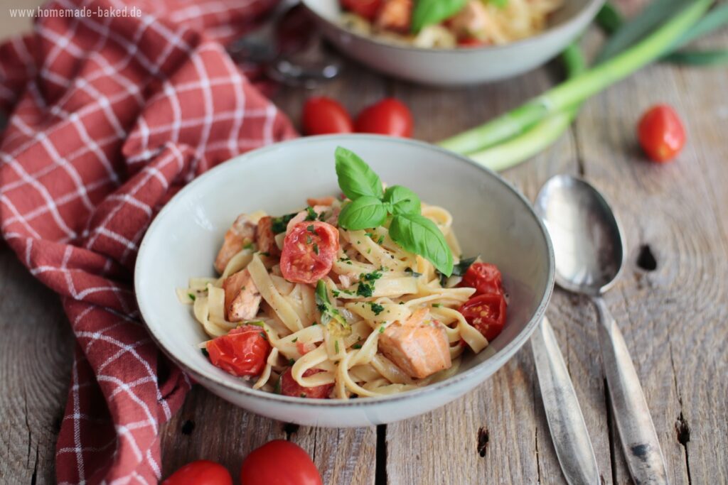 cremige lachspasta mit fruehlingszwiebeln und cocktailtomaten