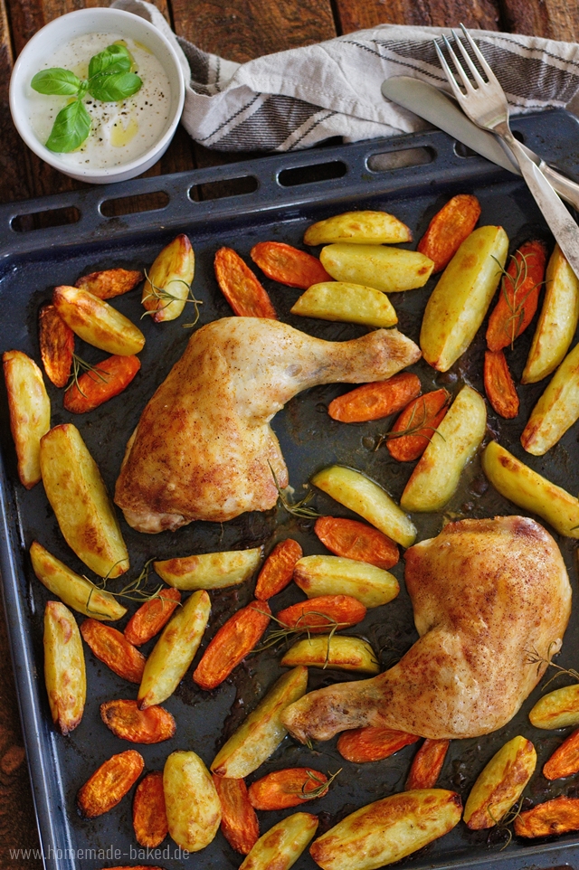 hähnchenschenkel vom blech mit ofenknoblauch-dip