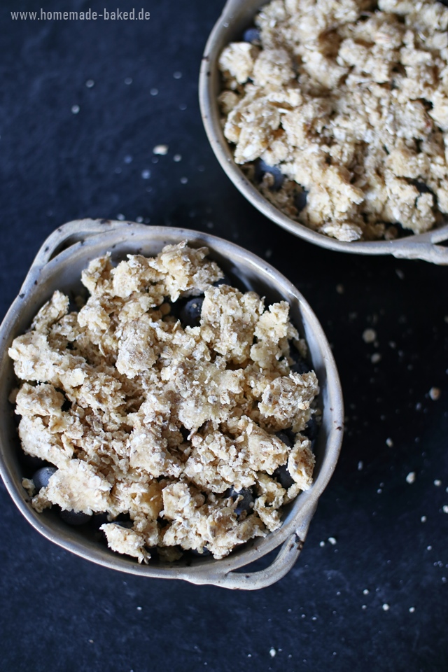 heidelbeer crumble mit haferflocken-streusel und vanilleeis