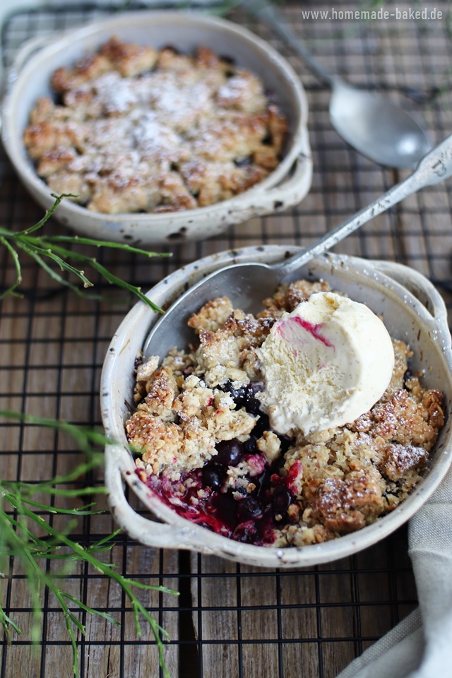 heidelbeer crumble mit haferflocken-streusel und vanilleeis