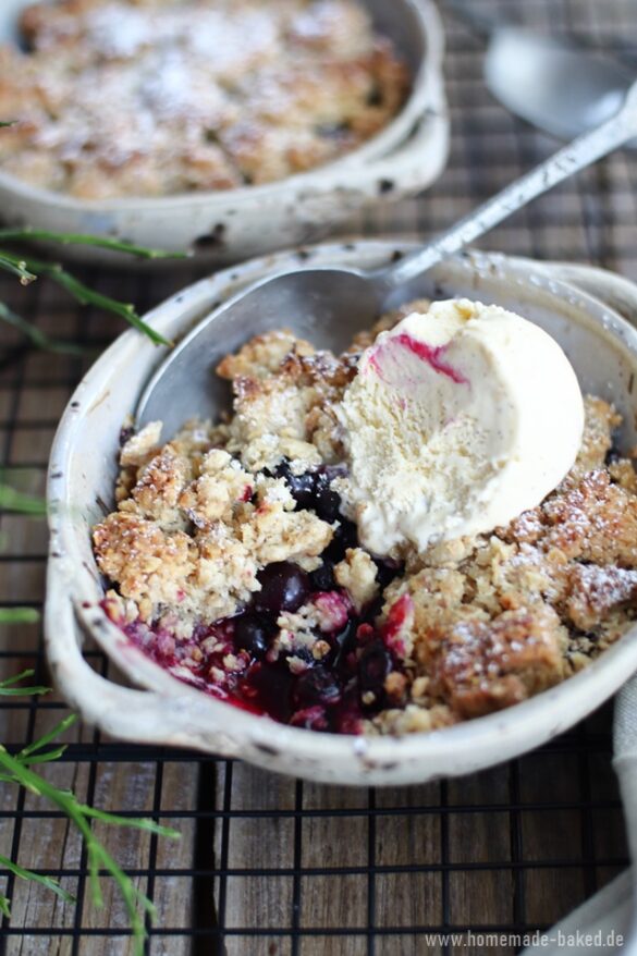 Heidelbeer Crumble mit Haferflocken-Streusel und Vanilleeis