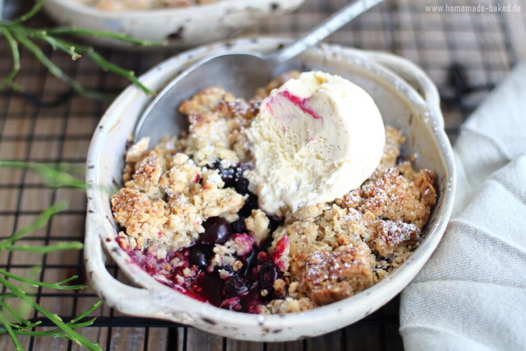 heidelbeer crumble mit haferflocken-streusel und vanilleeis