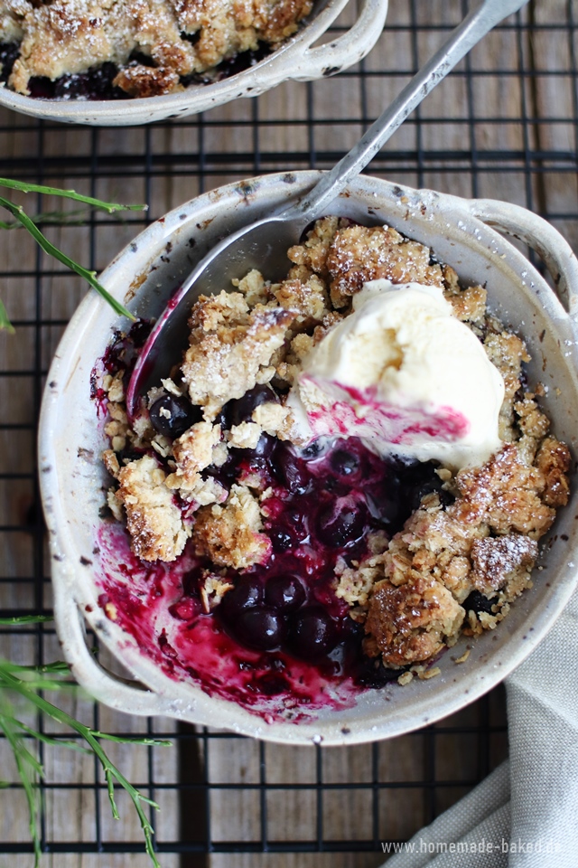 heidelbeer crumble mit haferflocken-streusel und vanilleeis