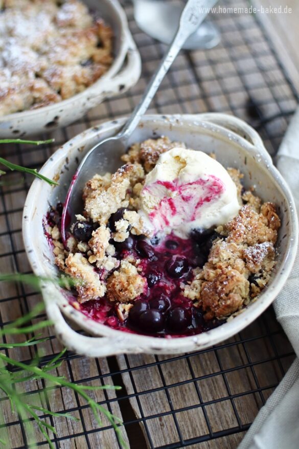 Heidelbeer Crumble mit Haferflocken-Streusel und Vanilleeis Heidelbeer Crumble mit Haferflocken-Streusel und Vanilleeis