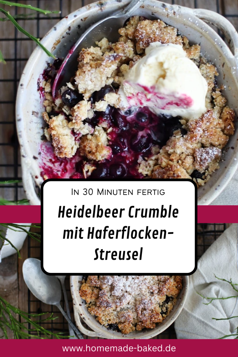 Heidelbeer Crumble mit Haferflocken-Streusel und Vanilleeis Heidelbeer Crumble mit Haferflocken-Streusel und Vanilleeis