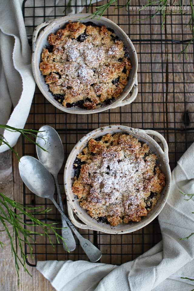 heidelbeer crumble mit haferflocken-streusel und vanilleeis