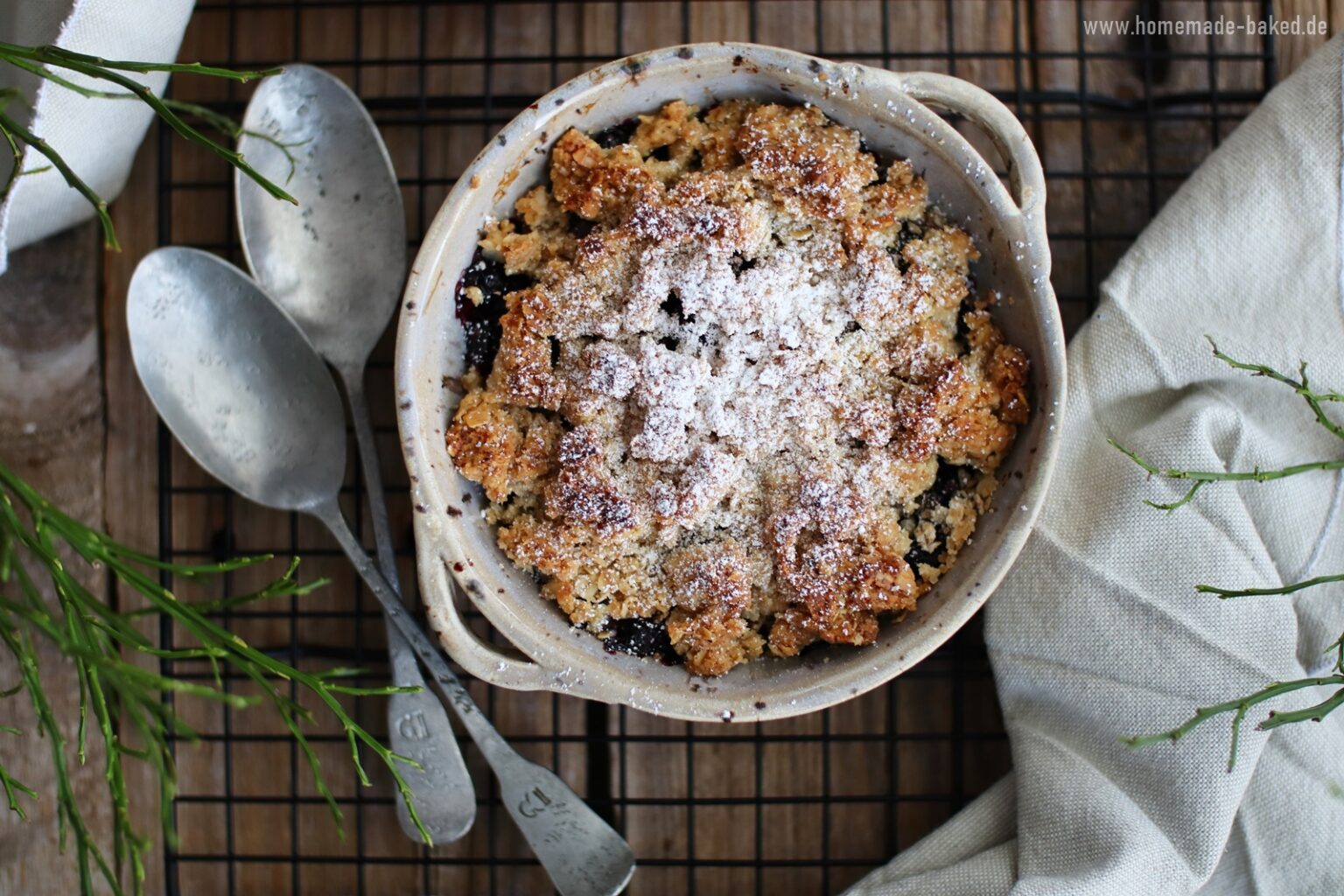 Heidelbeer Crumble mit Haferflocken-Streusel und Vanilleeis