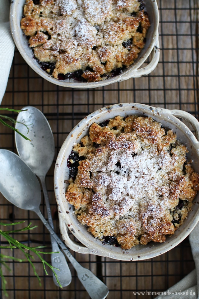 heidelbeer crumble mit haferflocken-streusel und vanilleeis