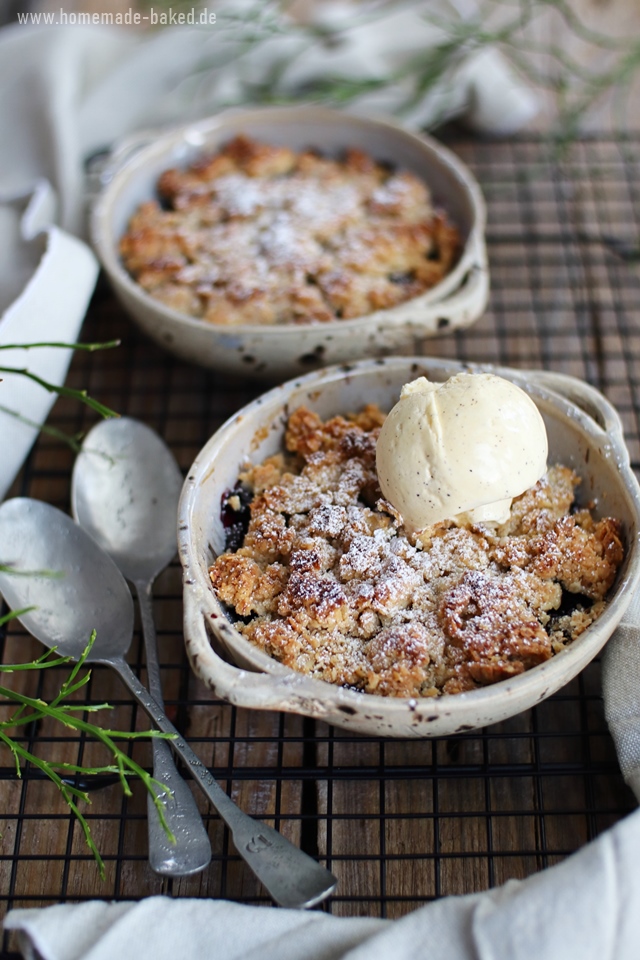 heidelbeer crumble mit haferflocken-streusel und vanilleeis