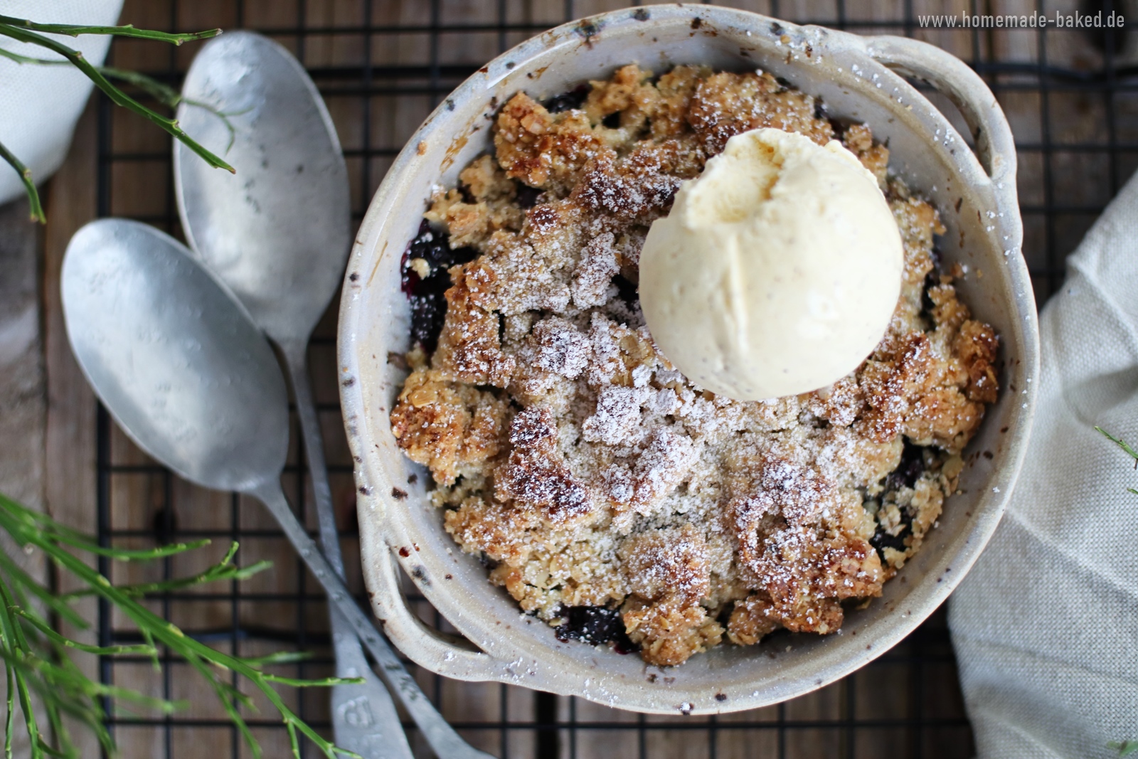Heidelbeer Crumble mit Haferflocken-Streusel und Vanilleeis