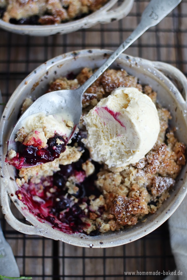 heidelbeer crumble mit haferflocken-streusel und vanilleeis