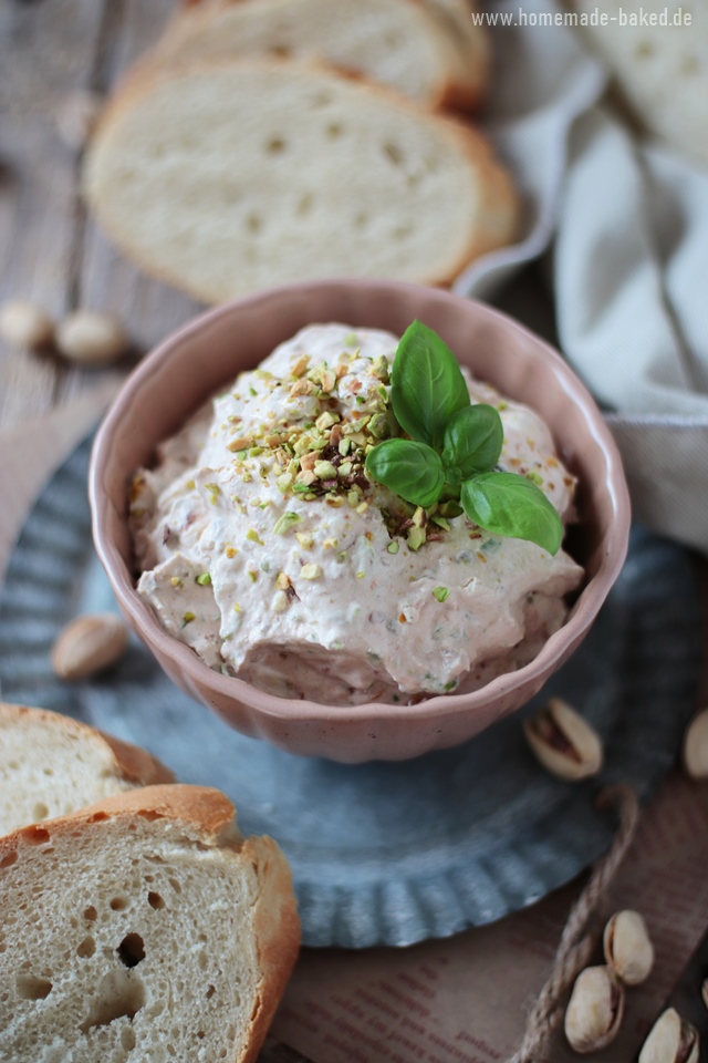 herzhafter pistazien-aufstrich mit tomaten und frühlinszwiebeln 