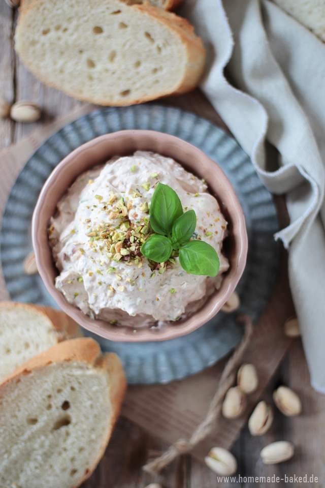 herzhafter pistazien-aufstrich mit tomaten und frühlingszwiebeln 