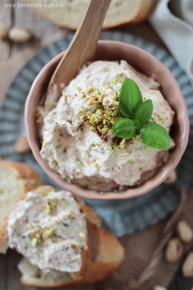 herzhafter pistazien-aufstrich mit tomaten und frühlinszwiebeln 