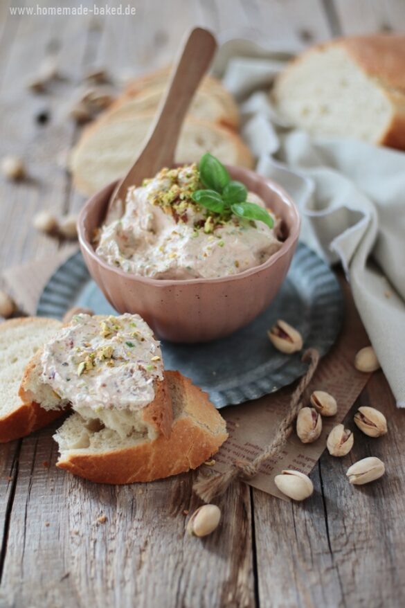 Herzhafter Pistazien-Aufstrich mit Tomaten und Frühlingszwiebeln ... Herzhafter Pistazien-Aufstrich mit Tomaten und Frühlingszwiebeln ...