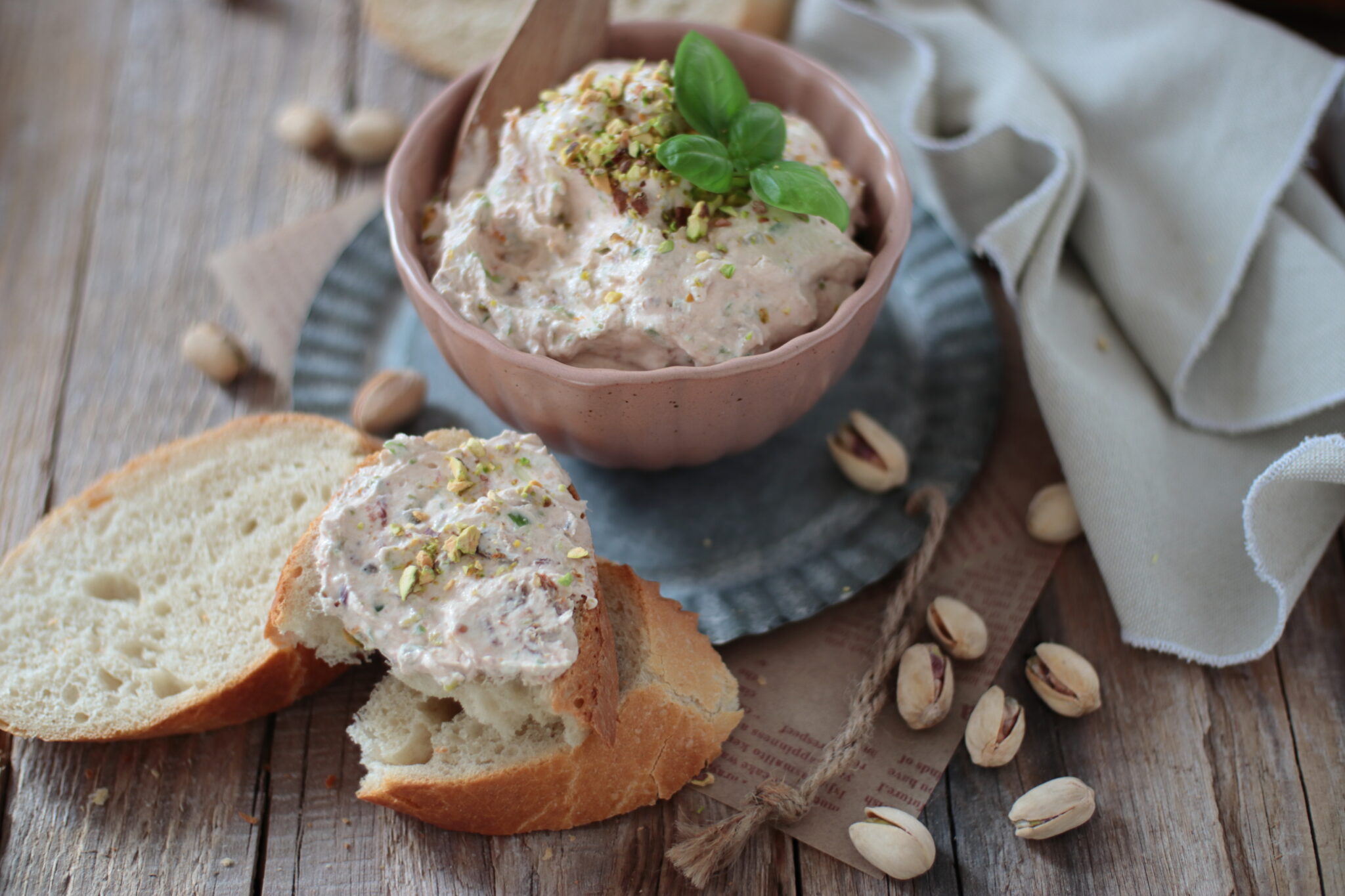 Herzhafter Pistazien-Aufstrich mit Tomaten und Frühlingszwiebeln ... Herzhafter Pistazien-Aufstrich mit Tomaten und Frühlingszwiebeln ...