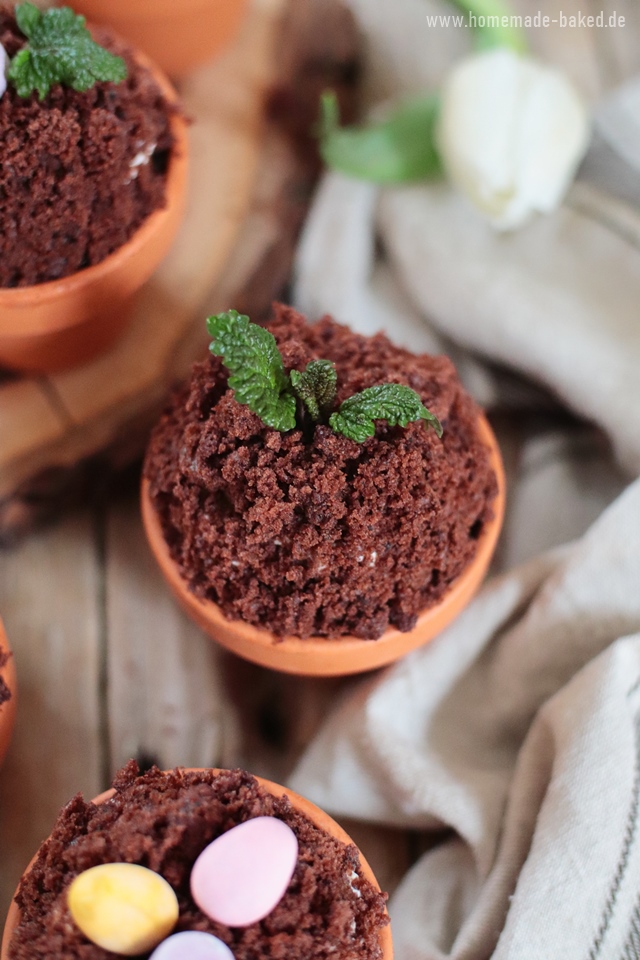 Maulwurf-Muffins im Topf mit Bananen und Erdbeeren: