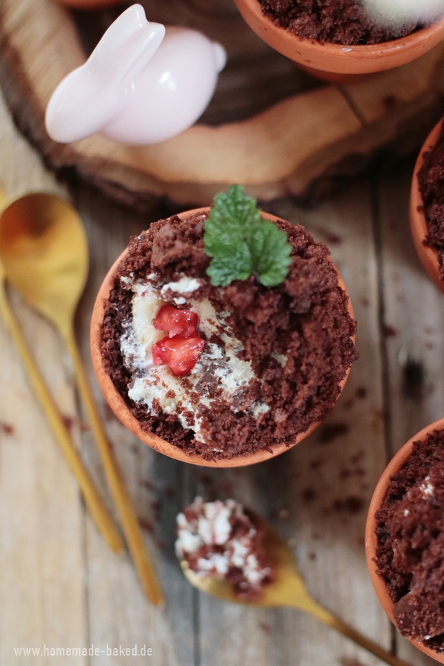 Maulwurf-Muffins im Topf mit Bananen und Erdbeeren: