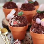 Maulwurf-Muffins im Topf mit Bananen und Erdbeeren