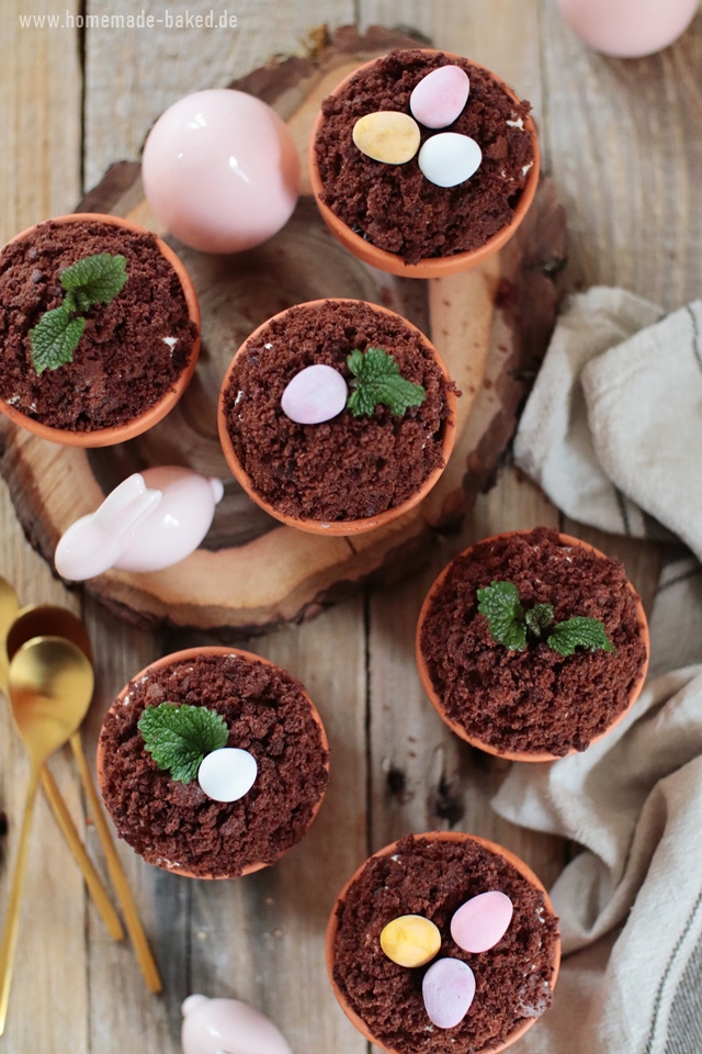 Maulwurf-Muffins im Topf mit Bananen und Erdbeeren: