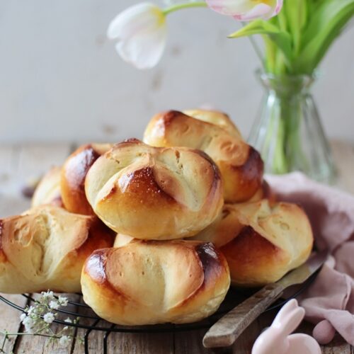 osterpinze: österreichisches ostergebäck aus flaumigem hefeteig