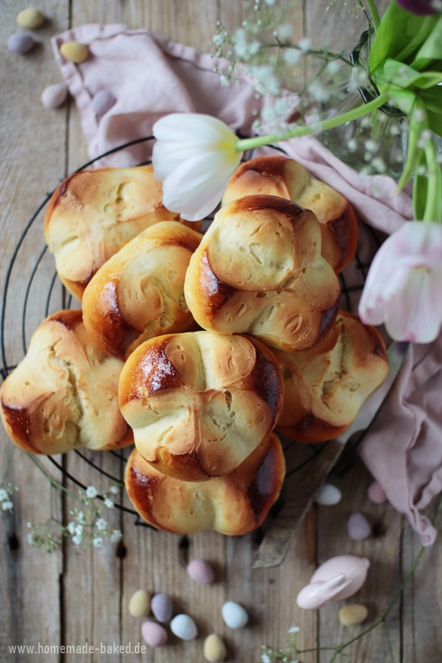 osterpinze: österreichisches ostergebäck aus flaumigem hefeteig