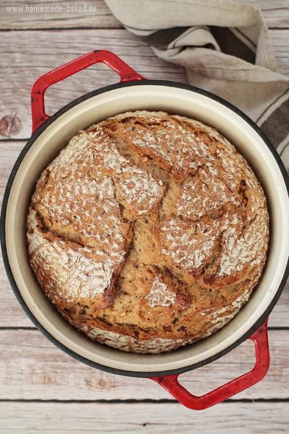 Einfaches Sauerteigbrot mit Saaten: Topfbrot mit Leinsamen, Sesam und ...