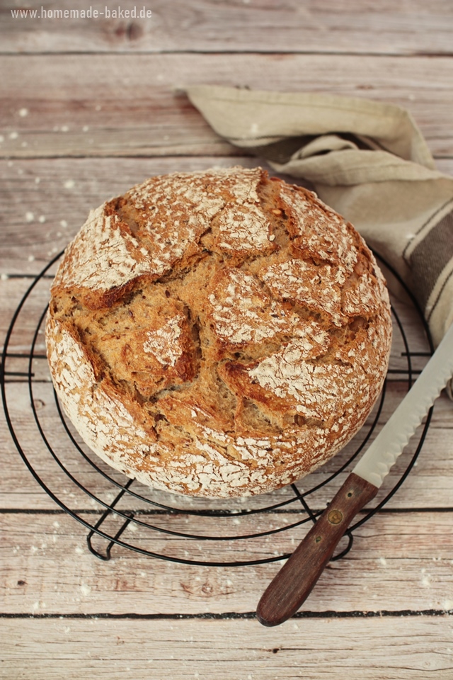 Einfaches Sauerteigbrot mit Saaten: Topfbrot mit Leinsamen, Sesam und Sonnenblumenkerne