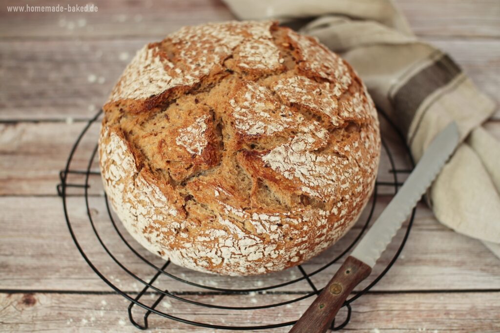 Einfaches Sauerteigbrot mit Saaten: Topfbrot mit Leinsamen, Sesam und Sonnenblumenkerne