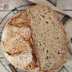 Einfaches Sauerteigbrot mit Saaten: Topfbrot mit Leinsamen, Sesam und Sonnenblumenkerne