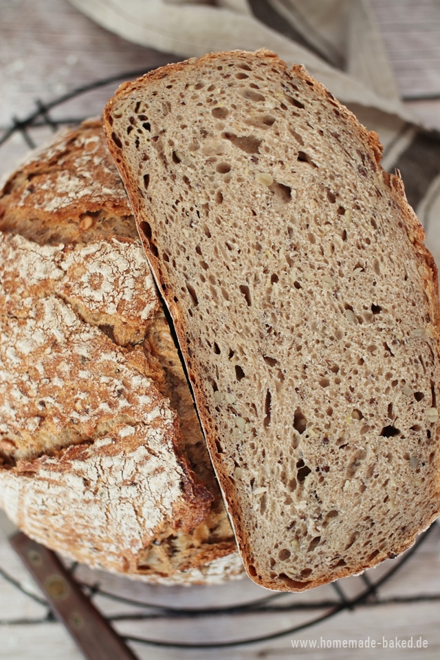 Einfaches Sauerteigbrot mit Saaten: Topfbrot mit Leinsamen, Sesam und Sonnenblumenkerne