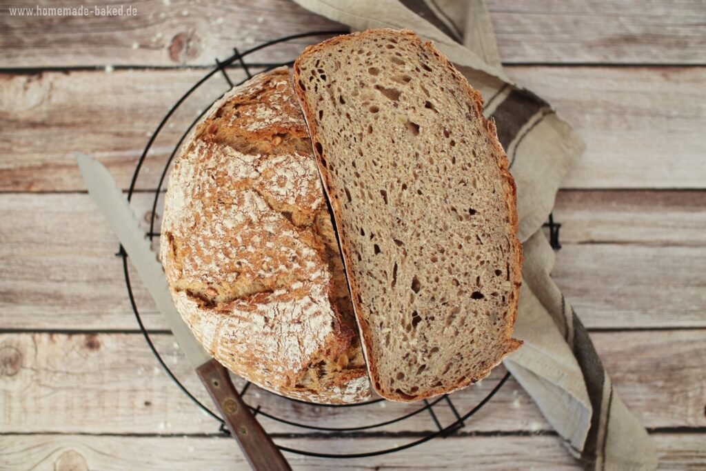 Einfaches Sauerteigbrot mit Saaten: Topfbrot mit Leinsamen, Sesam und Sonnenblumenkerne