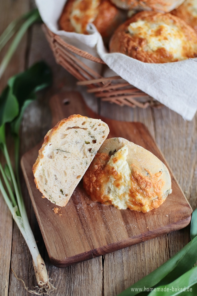 frühlingsbrötchen, no knead bärlauchbrötchen mit käse und frischkäse