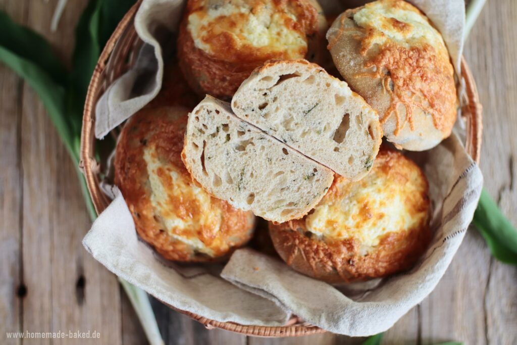 frühlingsbrötchen, no knead bärlauchbrötchen mit käse und frischkäse