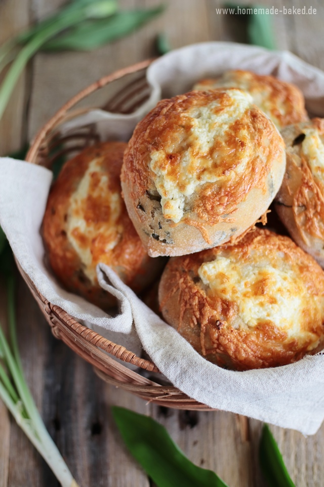 frühlingsbrötchen, no knead bärlauchbrötchen mit käse und frischkäse