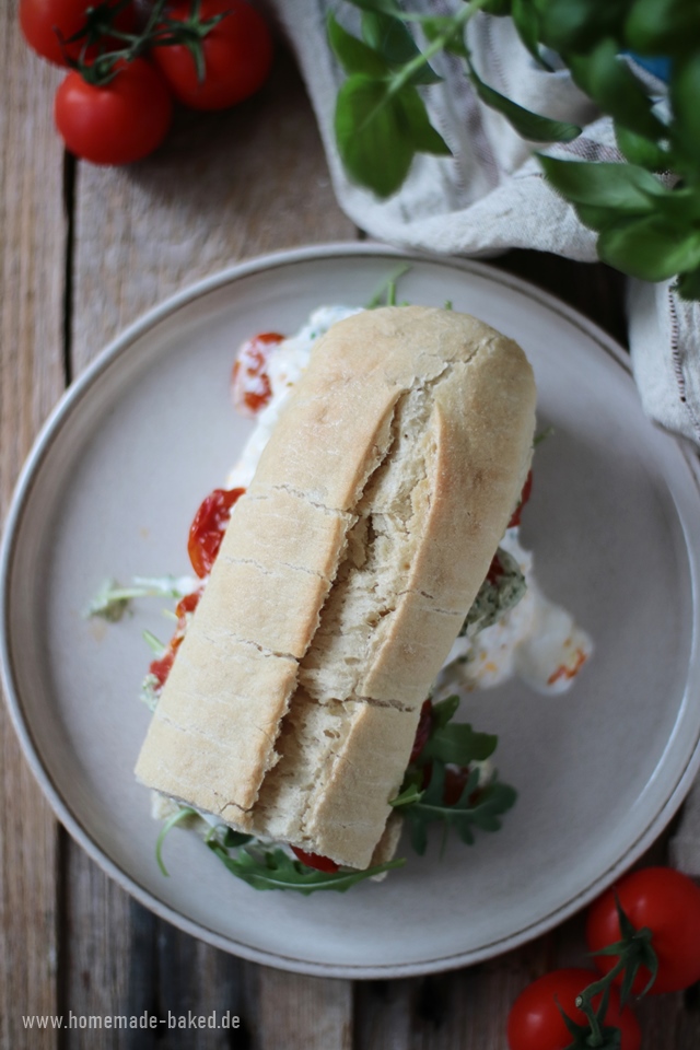 burrata caprese sandwich mit selbstgemachter basilikum aioli